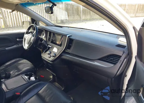 2016 Toyota Sienna Se 8 Passenger z USA, uszkodzony, nr VIN 5TDXK3DCXGS700517